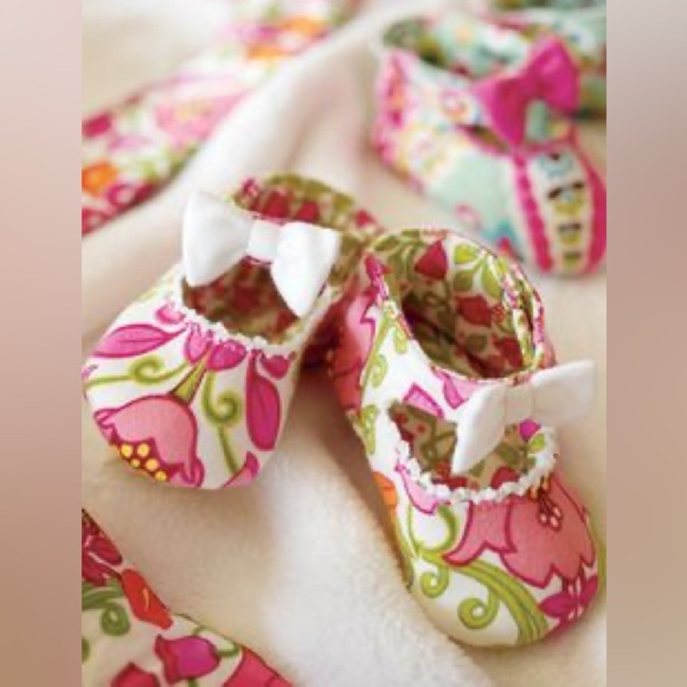 Vera Bradley Mary Jane baby shoes, “Lilli Bell" design sized for 0-6 months.